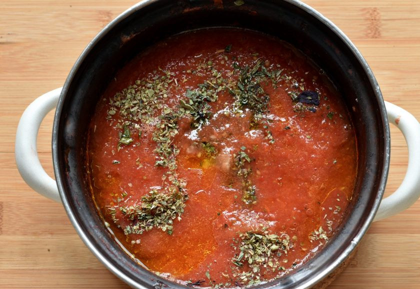 1. Этап. Тефтели индюшиные с грибами: Если вы решили приготовить соус сами, измельчите помидоры в собственном соку блендером вместе с соком. Налейте в сотейник оливковое масло, выжмите через пресс чеснок. Слегка прогрейте чеснок в масле и залейте томатной массой. Посолите, поперчите по вкусу, добавьте немого орегано и на медленном огне дайте соусу загустеть.