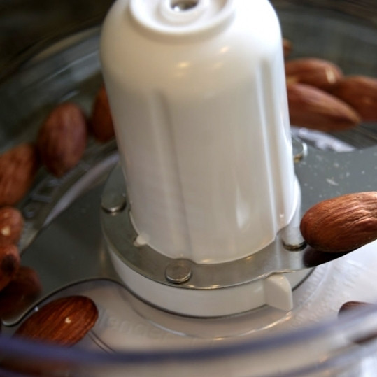 1. Этап. Печенье с зеленым чаем: Разогреваем духовку до 180 градусов. На противень кладем лист фольги, на фольгу выкладываем миндаль. Запекаем миндаль около 8-10 минут, после чего перекладываем орешки в кухонный комбайн.