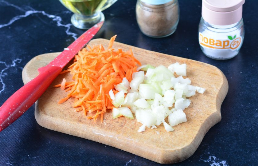 1. Этап. Овощное рагу с тефтелями: Почистите лук и морковку, нарежьте лук кубиками, а морковку натрите на терке.