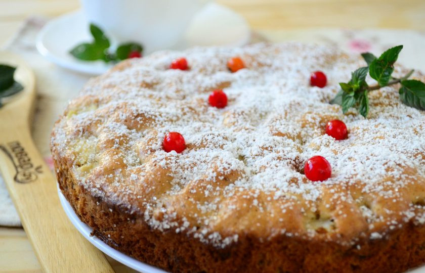 1. Этап. Яблочная блонди с пряностями: Готовый пирог присыпьте сахарной пудрой и украсьте ягодами калины и мяты. Приятного чаепития!