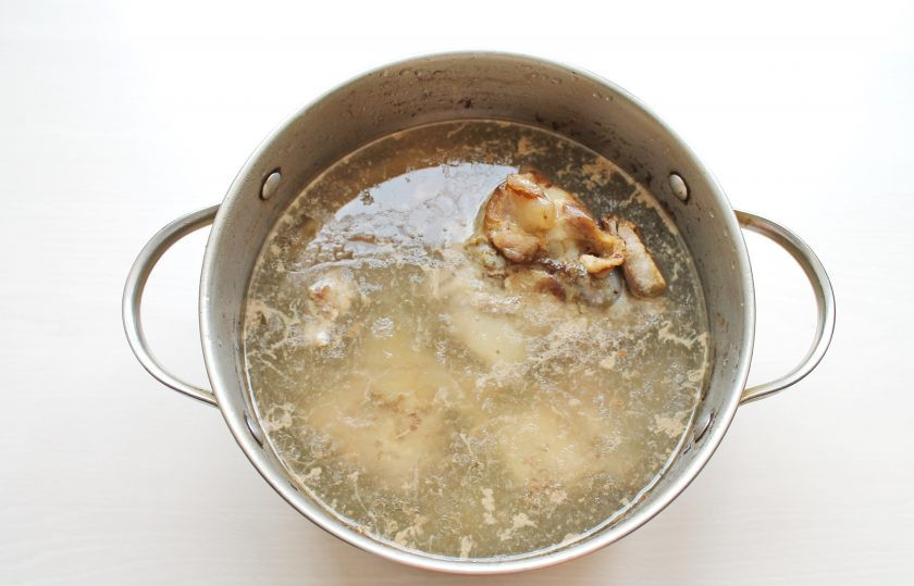 1. Этап. Украинский борщ с квашеной капустой: Суповой набор вымойте и выложите в кастрюлю. Залейте двумя литрами воды и варите в течение 1 часа на среднем огне, при минимальном кипении, снимая пену.