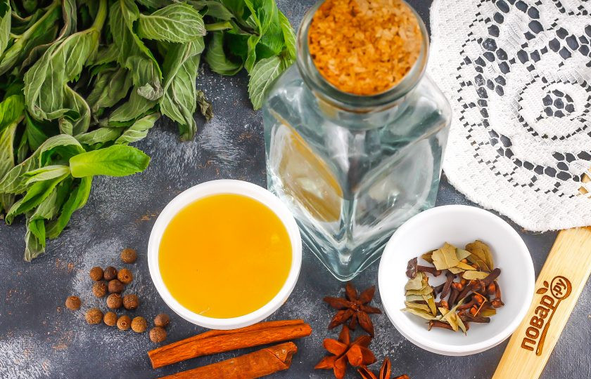 1. Этап. Напиток Крамбамбуля: Подготовьте указанные ингредиенты. Алкоголь приобретите качественный, чтобы он не испортил напиток своим горьким послевкусием.