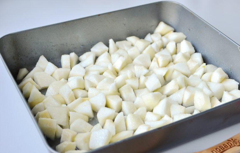 1. Этап. Варенье из груш в духовке: Добавляем воду и ваниль, аккуратно перемешиваем.