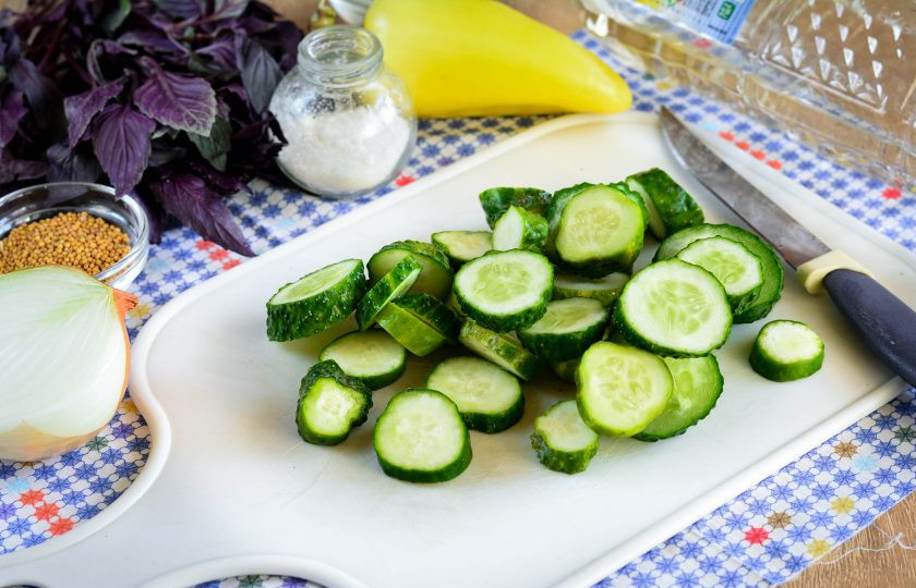 1. Этап. Огурцы Бостон: Огурцы промойте, срежьте хвостики. Овощи нарежьте колечками.