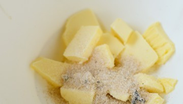 1. Этап. Маффины с маком: Масло и сахар положить в миску.