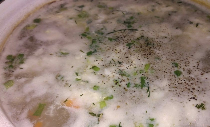 1. Этап. Суп с овсянкой и яйцом: 6. В самом конце можно добавить черный молотый перец, после чего суп можно отставить. Готовность супа определяется по картофелю и овсянке.