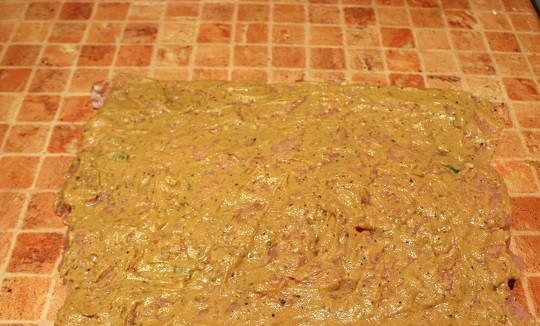 1. Этап. Мясной рулет в духовке: 3. Теперь полученный кусочек можно посолить и поперчить по вкусу. Смазать тонким слоем горчицы или аджики. Пока отложить мясо в сторону.
