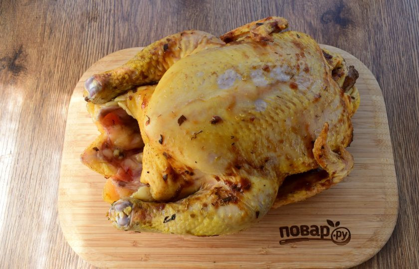 1. Этап. Курица, запеченная в ткемали: Выпотрошенную курицу промойте под проточной водой, обсушите бумажными полотенцами. Натрите тушку птицы внутри и снаружи смесью перца, чеснока и соли, затем — соусом. Поставьте в холодильник мариноваться минимум на 1 час.