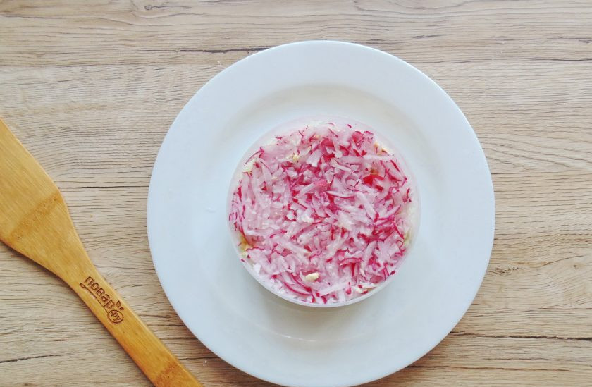 1. Этап. Салат Луиза: Редиску хорошо вымойте, натрите на тёрке и выложите третьим слоем салата. Можете поперчить, солить не надо, поскольку редиска сразу пустит сок. Смажьте майонезом.