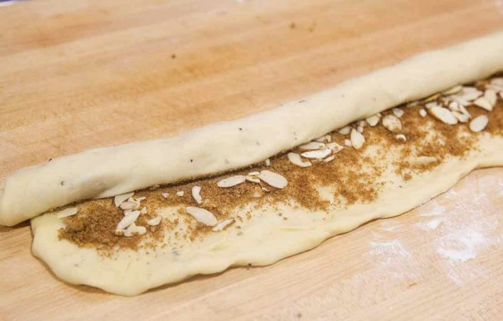 1. Этап. Шведский кекс: 3. Аккуратно заверните оба пласта рулетом.