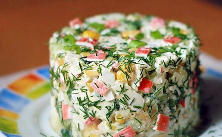 1. Этап. Крабовый салат без риса с огурцом: Добавляем зелень и отправляем в холодильник на пару часов. Салат крабовый без риса готов, приятного аппетита!