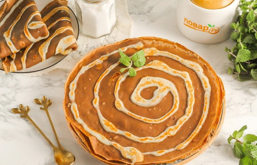 1. Этап. Шоколадные блины с рисунком: Затем выложите испеченный блин с рисунком на тарелку и таким же образом допеките остальные блины. Подайте их к столу теплыми с вареньем, сметаной и т.д.