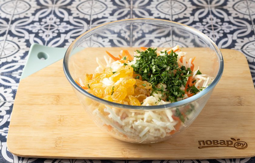 1. Этап. Салат с морковью, сельдереем и изюмом: Переложите подготовленные ингредиенты в миску. Добавьте в салат мелко порубленную кинзу и изюм.