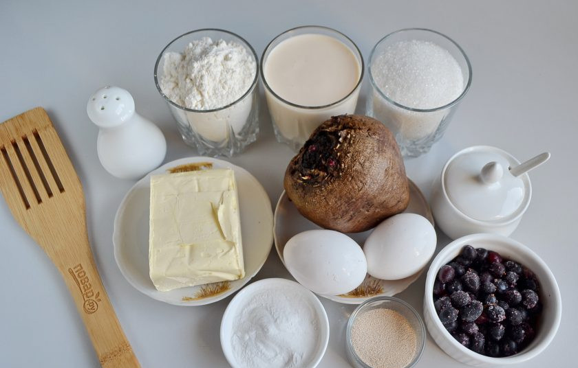 1. Этап. Плюшки Для любимых: Приготовьте необходимые продукты. Маргарин достаньте заранее из холодильника, пусть постоит и нагреется.