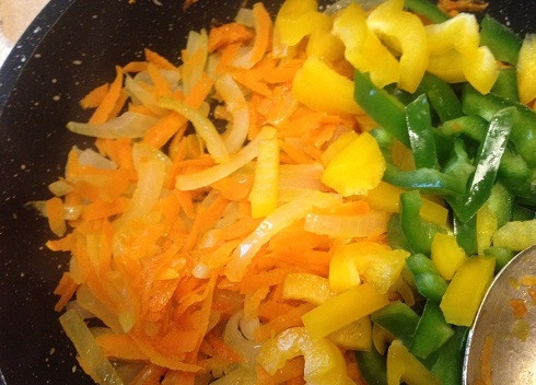 1. Этап. Тефтели с рисом и овощным соусом: В первую очередь обжарим до мягкости лук и морковь, а затем добавим на сковороду болгарский перец. Посолим. Жарим-тушим под крышкой минут 10.