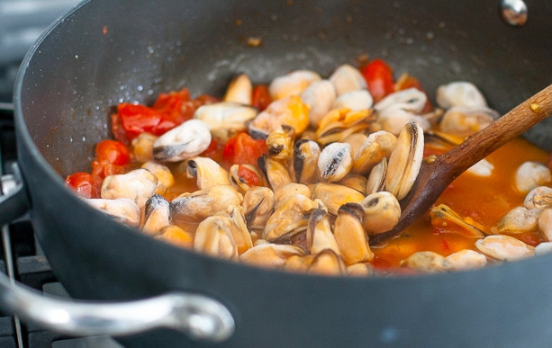 1. Этап. Легкий романтический ужин для двоих: К обжаренным овощам добавьте мидии и протушите еще минут 5 на маленьком огне.