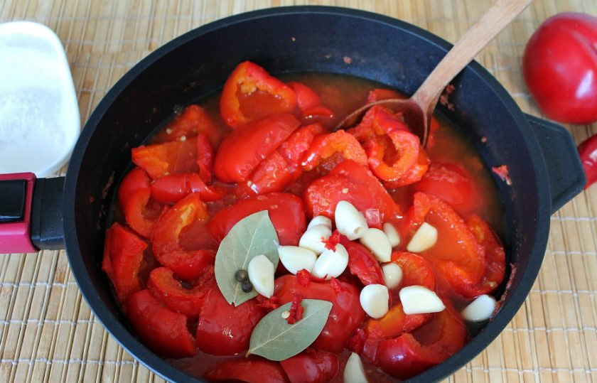 1. Этап. Лечо с чесноком: Чистим чеснок и целыми дольками высыпаем его к перцу. Если зубчики большие, можно разрезать пополам. Добавляем немного красного жгучего перца.