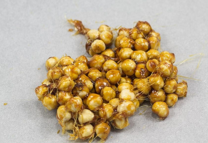 1. Этап. Яблочный трайфл: 5. После этого снимите с орехов шелуху и переложите их на сковороду. Подогрейте фундук с сахаром до образования мягкой карамели.