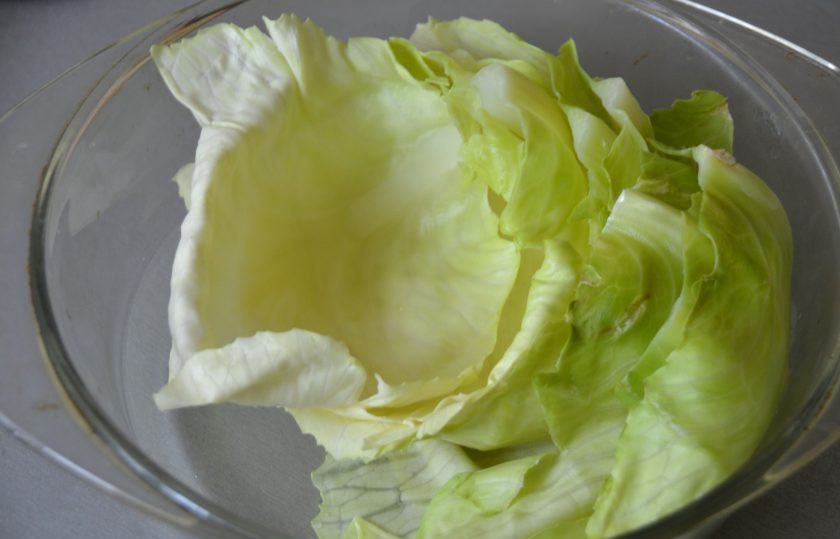 1. Этап. Голубцы по-цыгански: Листья капусты после микроволновой печи стали мягкие и податливые.