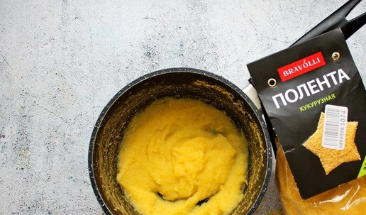 1. Этап. Тыквенная полента: В сотейник налейте воду, посолите и доведите до кипения. Мешая, всыпьте кукурузную поленту и варите, мешая до загустения.