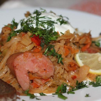 Капуста с сардельками в мультиварке