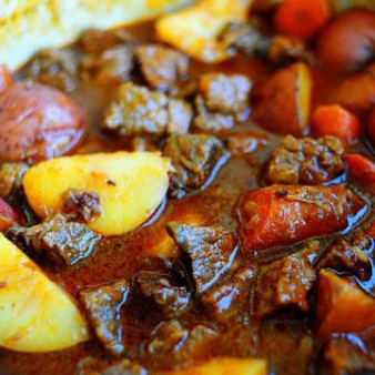 Тушеная говядина с пивом и паприкой