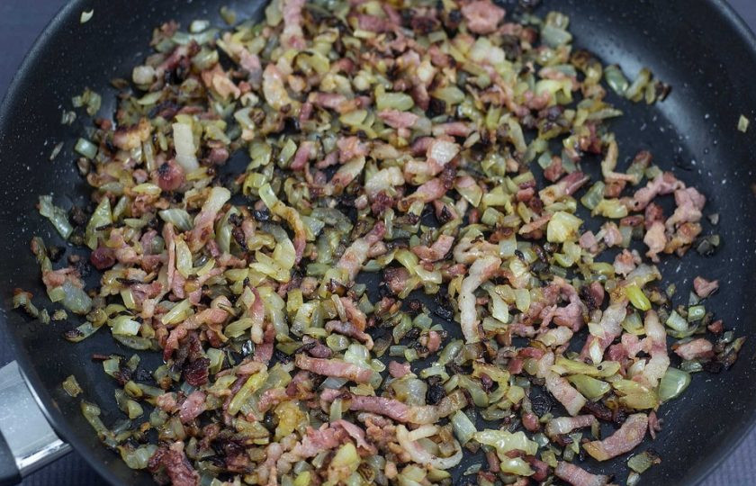 1. Этап. Картофельное пюре с беконом: 5. Затем добавьте мелко нашинкованный лук. Обжарьте ингредиенты вместе до мягкости лука.