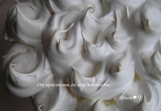 1. Этап. Кокосовый торт-безе с ананасами: И положу сверху второй корж-безе. НО, крем не достаточно застыл и стал растекаться... Тогда я быстро переложила торт в разъемную форму подходящего диаметра (24 см). Поэтому советую подстраховаться и собирать торт сразу в разъемной форме.***