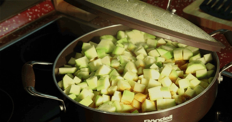 1. Этап. Мясо по-японски: 9. Чеснок очистить и пропустить через пресс. Добавить его на сковороду. При необходимости можно добавить немного воды или овощного бульона.