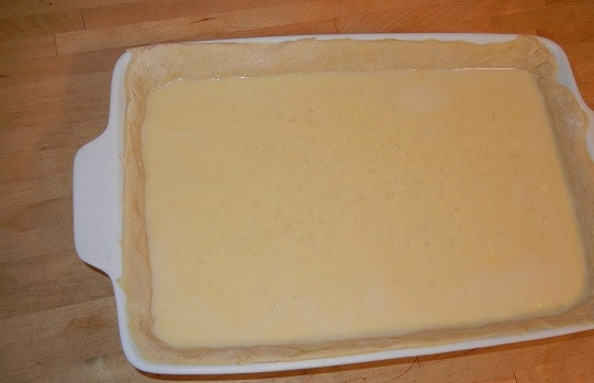 1. Этап. Рисовый пирог: 10. Влейте заливку в форму, отправьте в духовку.