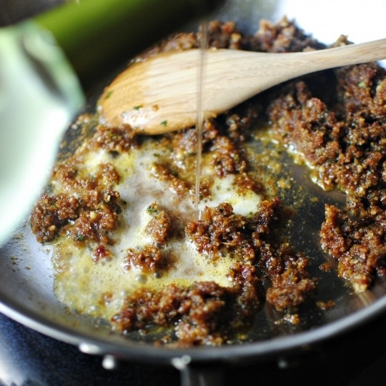 1. Этап. Паста с сушеными помидорами: Наливаем вино, выпариваем.