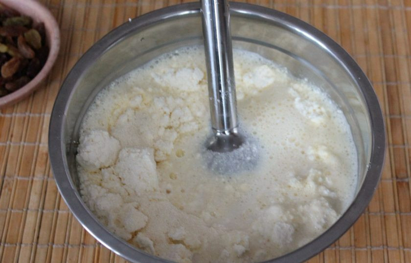 1. Этап. Запеканка с изюмом: Наливаем молоко и все перемешиваем погружным блендером.