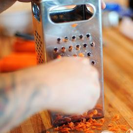 1. Этап. Говядина в болонском соусе: Сначала нужно натереть морковку.