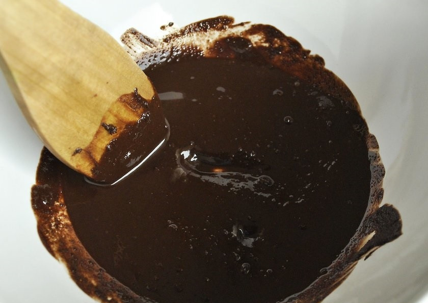 1. Этап. Шоколадный омлет: 2. В миску налейте воду, подогрейте ее выложите в нее шоколад, растопите его.