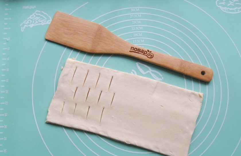 1. Этап. Фруктовые пирожки: 7. На одной половине теста сделайте надрезы.