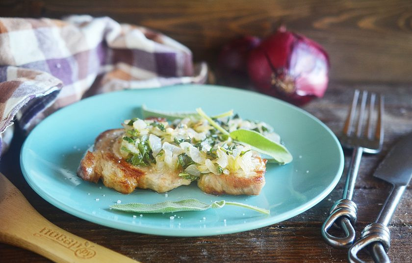 1. Этап. Свиные отбивные с шалфеем: 8. Подавайте отбивные с соусом. Приятного аппетита!