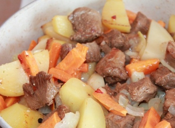 1. Этап. Жаркое из овощей: Смешайте все обжаренные ингредиенты, добавьте лавровый лист, перец душистый, перец чили, паприку, томатную пасту разведенную в воде. Перемешайте и тушите на слабом огне до готовности. За 5 минут до готовности посолите и добавьте чеснок.