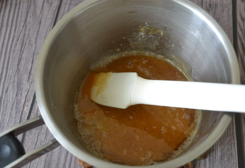 1. Этап. Карамелизированная груша: Вмешайте масло в карамель до однородного состояния.