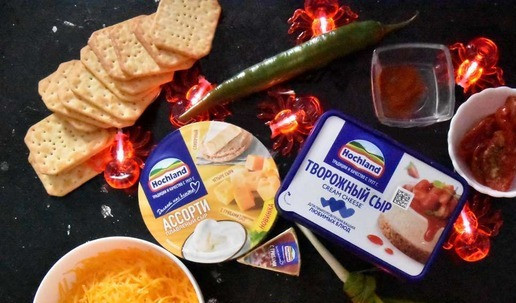 1. Этап. Сырная закуска Добрый Джек: Для приготовления сырной закуски готовлю продукты. За основу беру творожный сливочный сыр Hochland. Для массы натираю на терке твердый сыр. Яркий вкус закуске придаст ассорти Hochland, треугольнички сливочный сыр и четыре сыра.