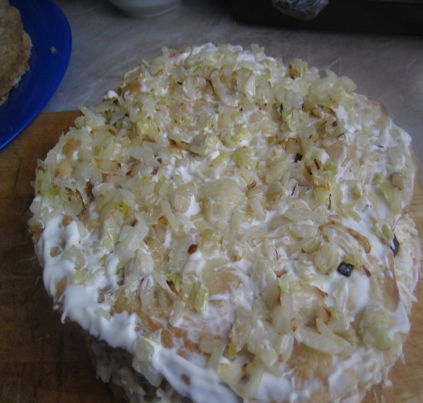 1. Этап. Закусочный торт без выпечки: 8. Обжарьте репчатый лук до румяного цвета и добавьте следующим слоем.