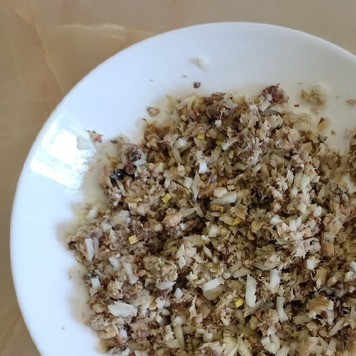 1. Этап. Салат с сардинами и свеклой: С сардин слить жидкость и помять вилкой до однородного состояния, добавить нарезанный лук и хорошо перемешать.