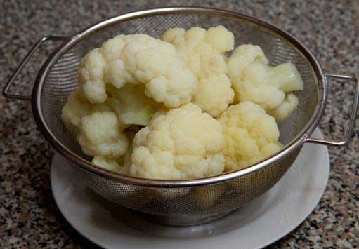 1. Stage. Cauliflower sauce: Remove from heat and set aside for a while. Boil water. Boil cabbage inflorescences for 10 minutes until tender under a closed lid. Do not drain.