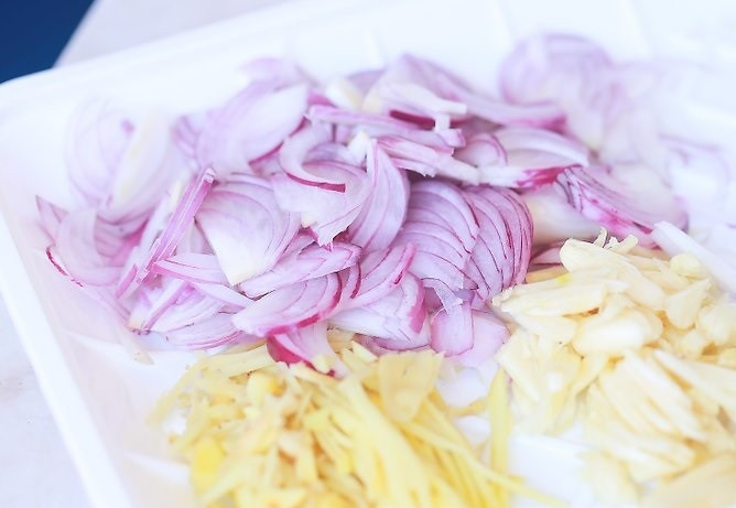 1. Этап. Индийское карри: 1. Очистите и измельчите лук, чеснок и имбирь.