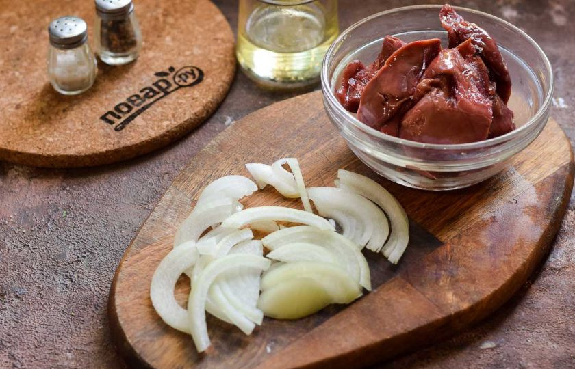 1. Этап. Салат с печенью и брокколи: Очистите лук и нарежьте полукольцами. Печень ополосните и просушите.