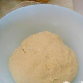 1. Этап. Утренние булочки: Посыпьте немного муки на рабочую поверхность. Положите тесто в центр и замесите его руками. Замешивайте около минуты, пока тесто не станет бархатным. Затем, переложите тесто в миску, накройте вафельным полотенцем и дайте отдохнуть в тёплом месте. Это займёт примерно час.