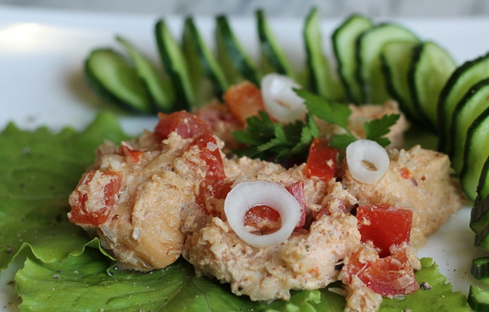 1. Этап. Курица кусочками в мультиварке: Готовую курицу кусочками в мультиварке подаем со свежими овощами. Приятного аппетита!