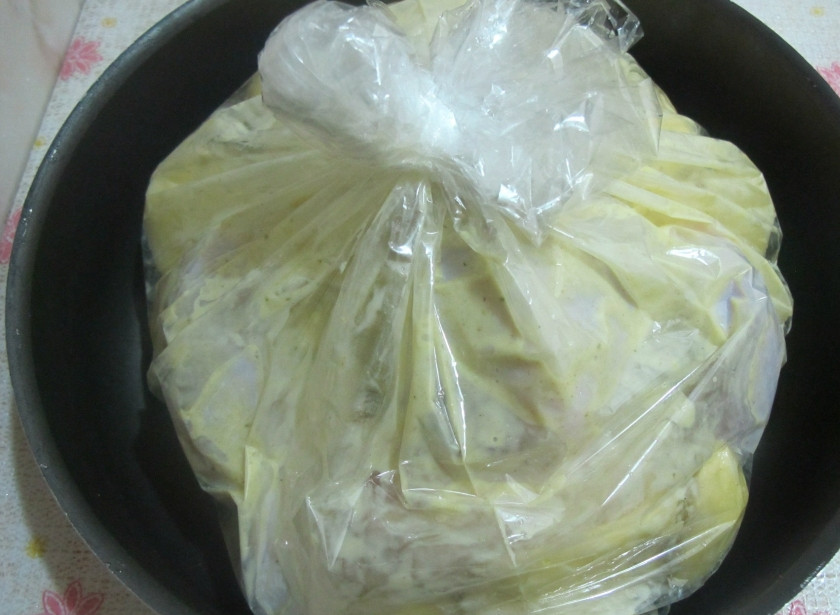 1. Этап. Курица в пакете: Я решила заодно сделать гарнир, пока курица будет мариноваться в пакете. Для этого я возьму картофель, почищу его и порежу дольками. Через час кладу картофель в курицу и закрываю пакет, сдув его, чтобы он не лопнул от раздувания. Кладу курицу в пакете на сковороду и ставлю в духовку при 180 градусах.