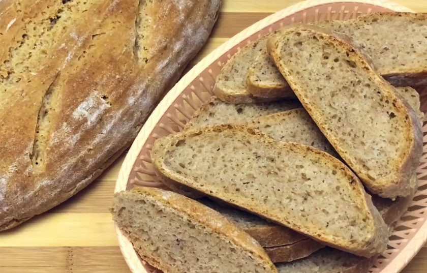 1. Этап. Хлеб из муки двух сортов: Духовку вместе с камнем для хлеба разогрейте до 200 градусов и выпекайте хлеб в течение 45 минут. Остудите хлеб на решетке. Приятного аппетита!