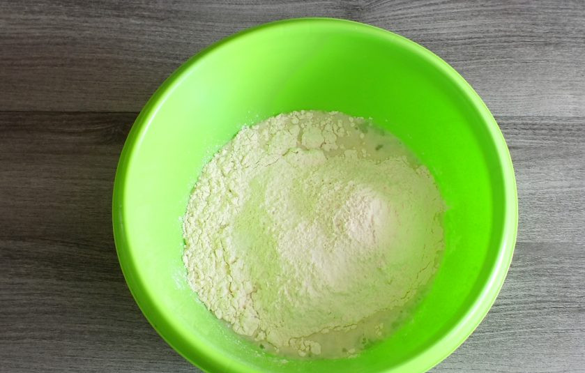 1. Этап. Хлеб в рукаве: Через указанное время добавьте муку, соль.