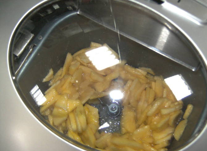 1. Этап. Варенье из яблок в хлебопечке: Засыпаем сахар. На хлебопечке выставляем режим 